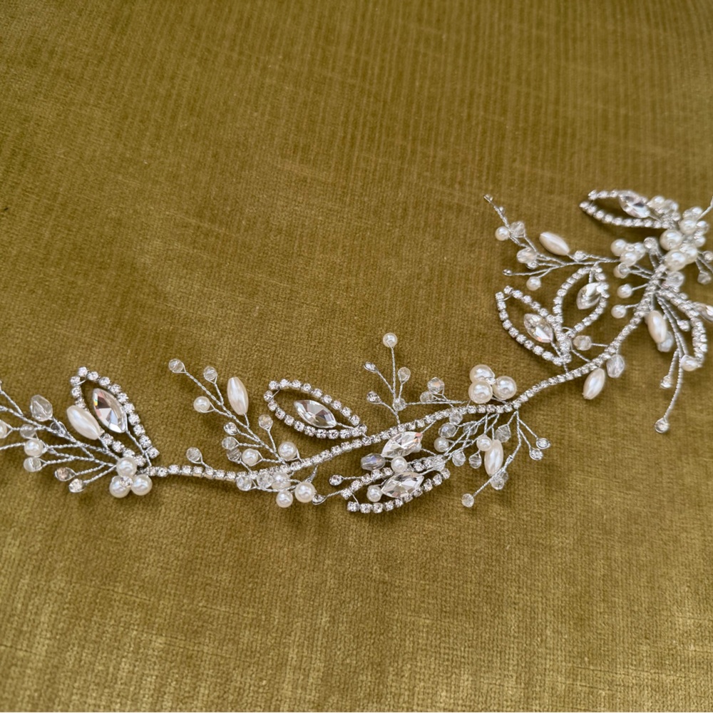 Elegant Silver and Pearl Hair Vine